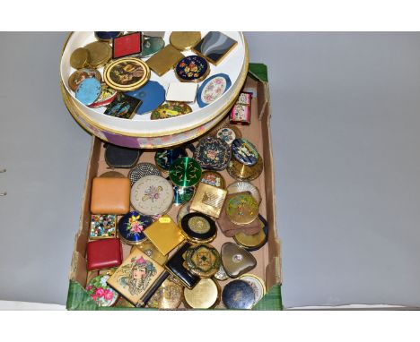 A BOX OF MAINLY COMPACTS, to include a musical Concerto Kigu compact with black enamel lid and rose detail, a further musical