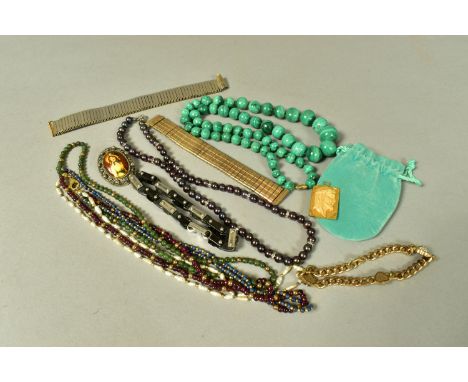 A BAG OF ASSORTED JEWELLERY, to include a graduated malachite bead necklace fitted with a screw clasp, a three stand semi-pre