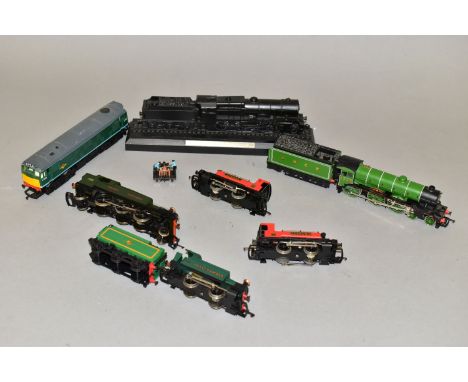 A QUANTITY OF UNBOXED AND ASSORTED OO GAUGE LOCOMOTIVES, Hornby class B17 'Nottingham Forest' No.2862 (should be No.2866, but