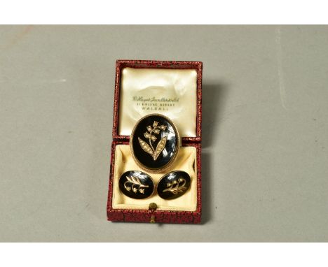 A LATE VICTORIAN MEMORIAL BROOCH AND A PAIR OF EARRINGS, the brooch of oval outline, the oval onyx panel set with a seed pear