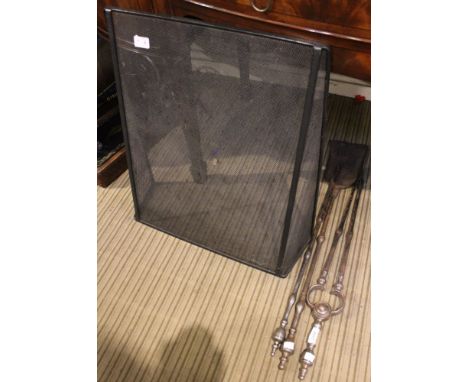 A metal mesh fireguard and three piece companion set