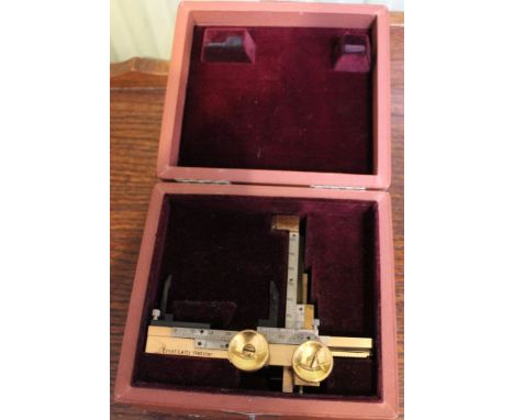 Tracking device for microscope, cased