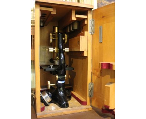E Leitz microscope, cased in box&nbsp;