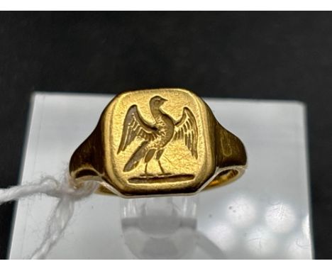 A GOOD GENTS SIGNET RING 18CT GOLD WITH INTAGLIO OF A BIRD size N 8 gms