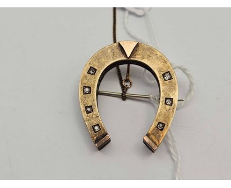 A DIAMOND HORSE SHOE BROOCH 15CT GOLD 8.6 GMS