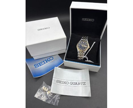 A gents SEIKO wrist watch with seconds sweep and date aperture in inner and outer box