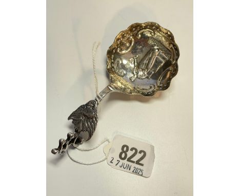 A Dutch caddy spoon with embossed bowl, 30g