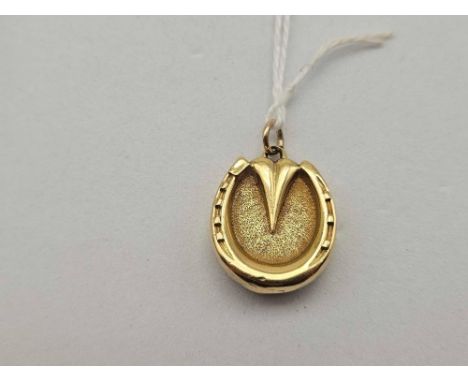 A ANTIQUE HORSE SHOE LOCKET PENDANT 18CT GOLD 8 GMS