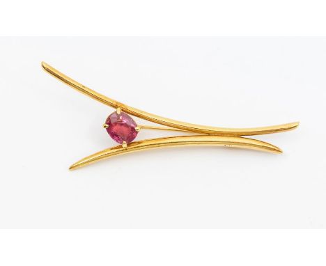 A pink sapphire and 18ct gold brooch, comprising a mixed cut oval pink sapphire approx 8 x 6.5mm, claw set to a splayed gold 