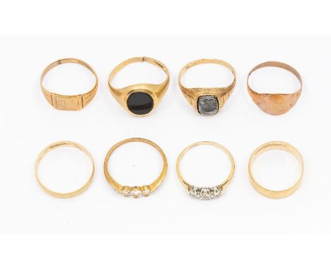 A collection of 9ct gold rings to include a hematite signet ring, the intaglio carved with a centurion, size R, an illusion s