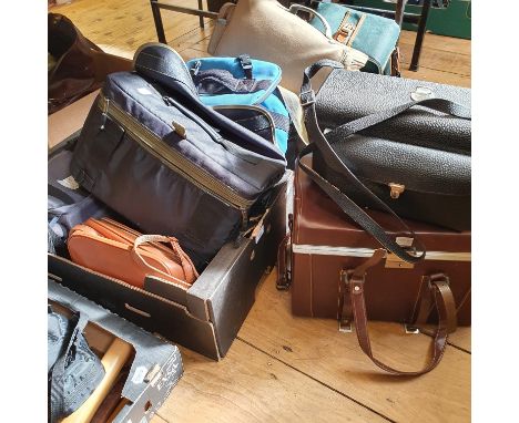 Various camera bags and cases (qty)Provenance: Part of a vast single owner collection of cameras, lenses and photographic equ