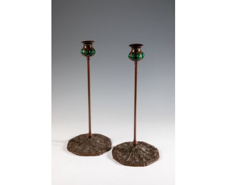 Paar Kerzenleuchter ''Wild Carrot'' Lilian Palmé (Entwurf, zugeschr.), Tiffany Studios, New York, 1906 Bronze, grünes Glas. B