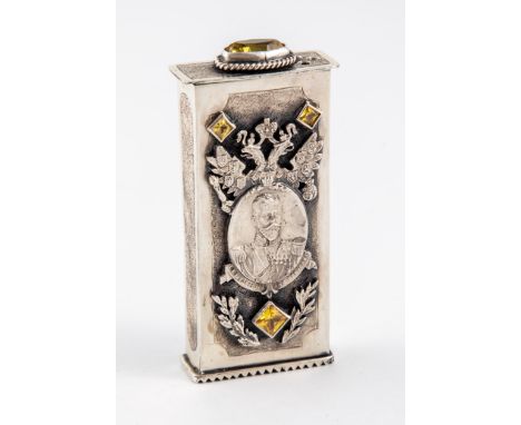 (Riech-)Dose mit Portrait Nikolaus II 20. Jh. Silber. Umseitig punzierter Grund. Beidseitig appliziertes Medaillon. Front mit