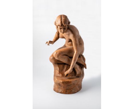 Mädchenakt Lesca (Pseudonym) für  Friedrich Goldscheider, Wien, um 1905/06 Auf hohem Felssockel sitzend. Terrakotta, in Braun
