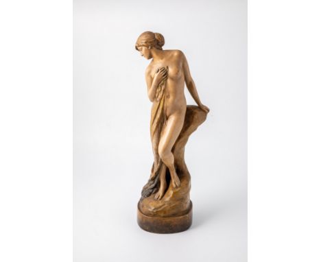 ''Badende'' Max Valentin (Entwurf),  Friedrich Goldscheider, Wien, um 1907/08 Stehender Damenakt mit Tuch auf Felssockel. Ter