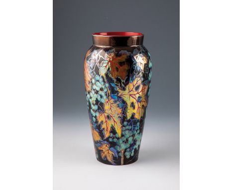 Vase mit Wildem Wein Vilmòs Zsolnay, Pécs,  nach 1925 Porzellanfayence. Kräftig irisierte, geätzte Eosinglasur. Umlaufend pol