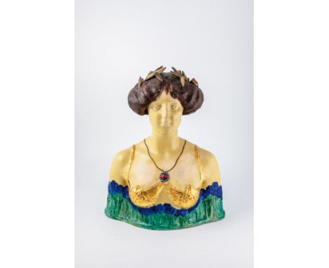 ''Sphinx'' Mantonave  (Pseudonym/Entwurf) für  Friedrich Goldscheider, Wien, um 1901 Büste einer jungen Frau. Keramik, bunt g