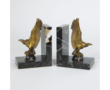 Max LE VERRIER (1891-1973) (attributed), pair of Art Deco gold patinated bookends depicting vultures on marble base, circa 19