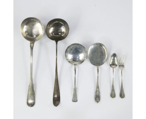 2 silver ladles, dessert fork and spoon, 2 serving spoons (including Delheid), weight 620 grams2 zilveren pollepels, dessertv