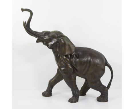 Bronze statue of an elephant with raised trunk with rich patina, 20th centuryBronzen beeld van een olifant met opgeheven slur