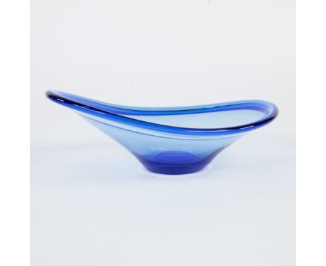 Assymetric blue bowl design Per Lütken (1916–1998) for Holmegaard-Kastrup, 1960sAssymetrische blauwe schaal ontwerp Per Lütke