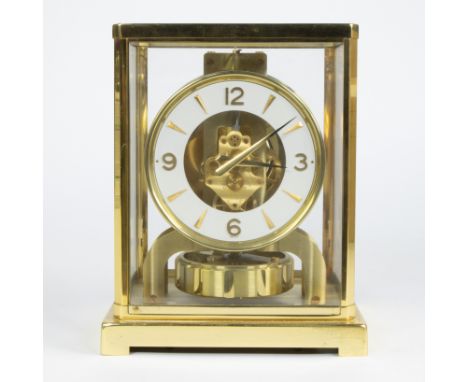Jaeger-LeCoultre Swiss Atmos clock in glass display case with gold-colored brass frame, markedJaeger-LeCoultre  Zwitserse Atm