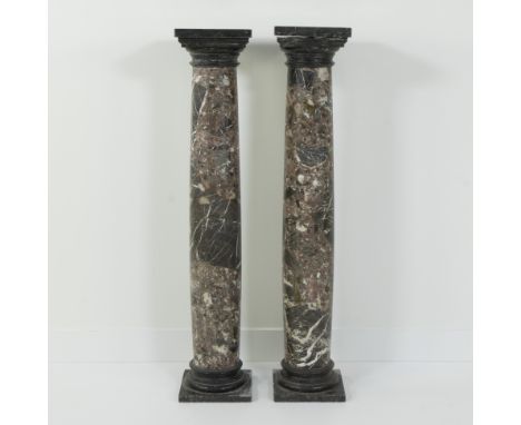 Pair of classical columns in polished reddish brown, black and white veined marble with base and capital in black marblePaar 