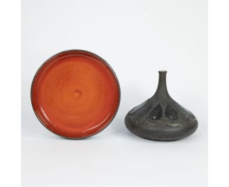 Perignem, red ceramic bowl by Rogier Van de Weghe and round vase, signedPerignem,rood keramieken schaal van Rogier Van de Weg