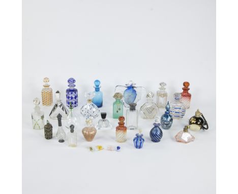 Large lot of perfume bottles, Art Deco period to the presentGroot lot parfumflesjes, Art Deco periode tot hedenH 7 - 15.5 cm