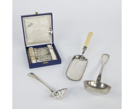 Collection of silver, Edwardian crumb catcher, sugar shaker, ladle and case with 12 spoonsLot zilver, Edwardian kruimelvanger