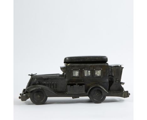 Collector's item, a metal car as a cigarette holder, 1930sVerzamelobject, een metalen wagen als sigarettenhouder, jaren '3036