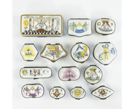 Collection of porcelain polychrome painted pill boxes, including Meissen, Dresden, from FreemasonryLot porseleinen polychroom