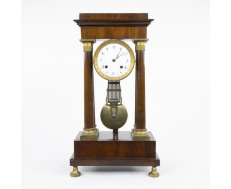 French mahogany portico clock with gilt bronze mounts, France Empire, circa 1820Franse portiekklok in mahoniehout met verguld