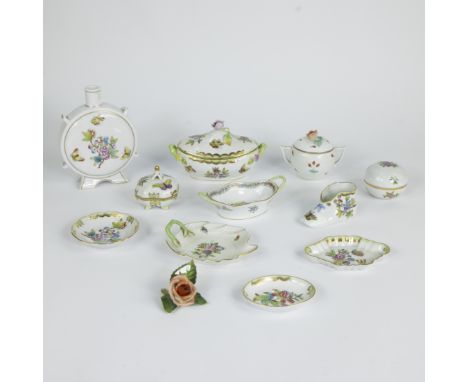 Collection of Herend porcelain with floral decoration, marked Herend HungaryLot Herend porseleinen met floraal decor, gemerkt