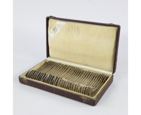 Silver cutlery in case (18 forks and spoons), J. Herman Gand, weight 2790 gramsZilveren bestek in etui (18 vorken en lepels),