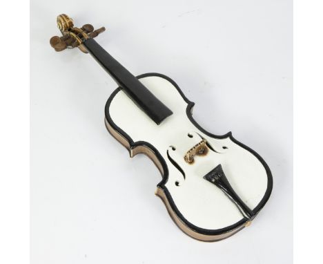 Violin in porcelain, late 19th centuryViool in porselein, eind 19e eeuw