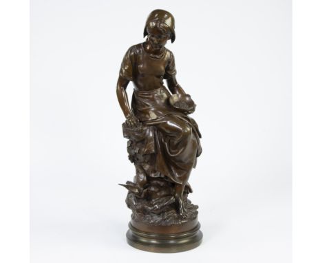 Mathurin MOREAU (1822-1912), sculpture en bronze La fille nourrit les oiseaux, signée et marquée 'hors concours'Mathurin MORE