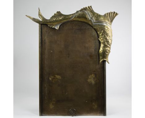 Decorative copper fire plate or fireplace screen in hammered and patinated metal, richly decorated with a strikingly stylized