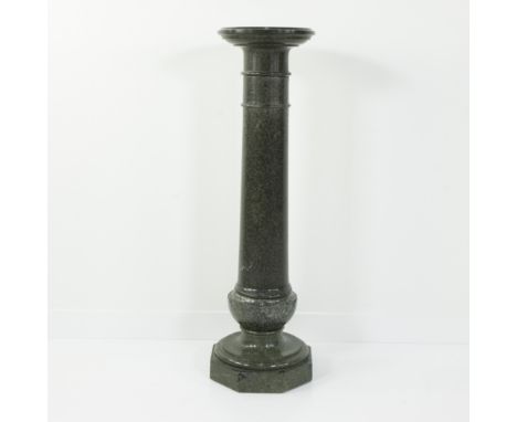 Green veined marble columnGroen geaderde marmeren zuilH 107 cm