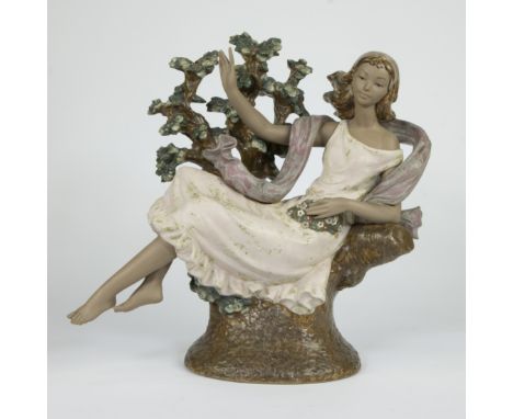 Lladró porcelain sculpture 'Sitting woman in tree with scarf', Spain, circa 1980, markedLladró porseleinen beeld 'Zittende vr