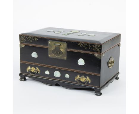 Elegant rectangular Chinese jewelry box made of lacquered wood, inlaid with several jade elements and decorated with fine han
