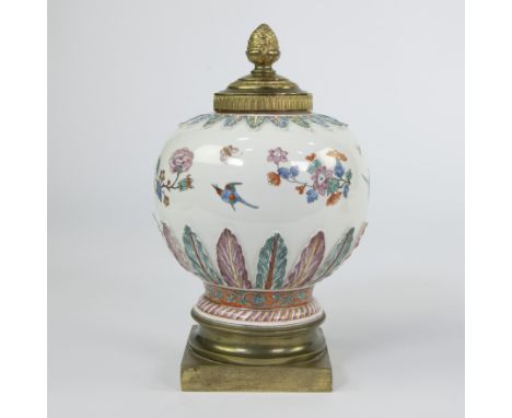 Meissen Böttger tea caddy with Kakiemon decor, decorated with purple and iron-red painted lancet leaves, Kakiemon decoration 