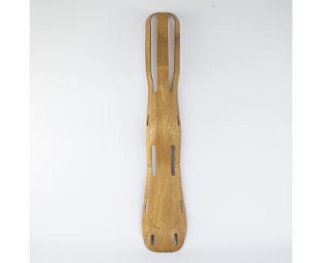 Plywood leg splint designed by Charles &amp; Ray Eames, manufactured by Evans Products Company in 1942Plywood leg splint ontw