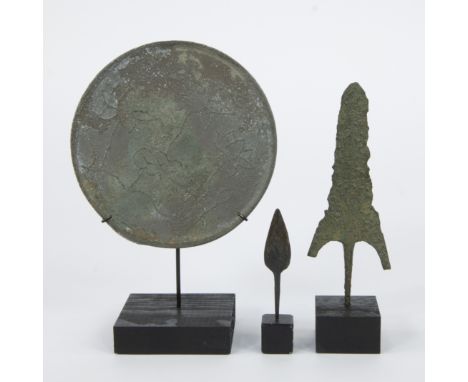 Bronze spear and arrowhead and bronze mirror with floral decoration, Ancient EastBronzen speer- en pijlpunt en bronzen spiege