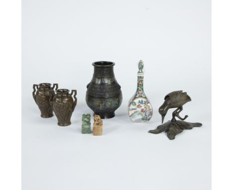 Collection of various Asian items, a champlevée vase (Japan 19th century), two small stamps of soapstone (China), bronze cran