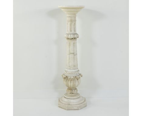 Alabaster column decorated with acanthus leavesAlbasten zuil versierd met acantbladerenH 109.5 cm