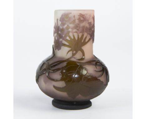 French Art Nouveau vase in cameo glass, signed 'Gallé', with floral decorations in pink and brown tonesFrans Art Nouveau vaas