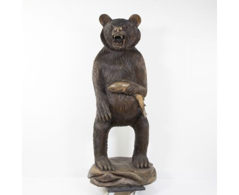 Large sculpted wooden Black Forest bear with fishGrote gesculpteerde houten Zwarte Woud beer met visH 165 cm