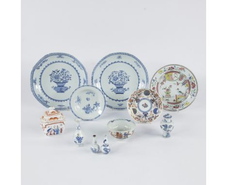 Collection Chinese Imari, famille rose and blue and white porcelain, 2 blue and white plates 18th century, 4 miniature vases,