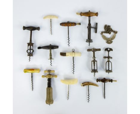 Collection of 14 corkscrews, including whale toothLot van 14 kurkentrekkers oa in walvistandL 11 - 17 cm